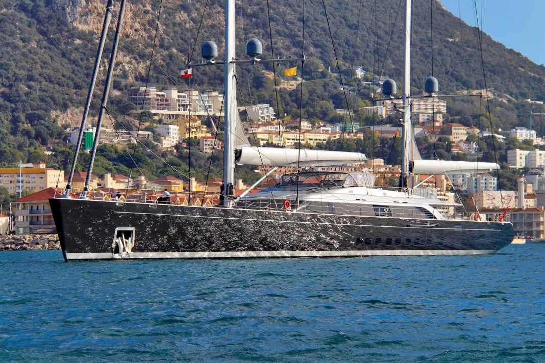 The top 10 in pictures: 10 | Badis 1 | 70.00 m: Cruising off the west coast of Africa in the early summer of 2025, the King of Morocco is still considered the owner of "Badis 1". Perini Navi spent four years building the ketch, which the US American Bill Duker took delivery of in 2016 as "Sybaris". The two carbon masts measure 62 and 72 metres, and the shrouds and stage are made from the same material. The steel-aluminium construction displaces a good 920 tonnes. Sail area on the wind: 3,045 square metres.