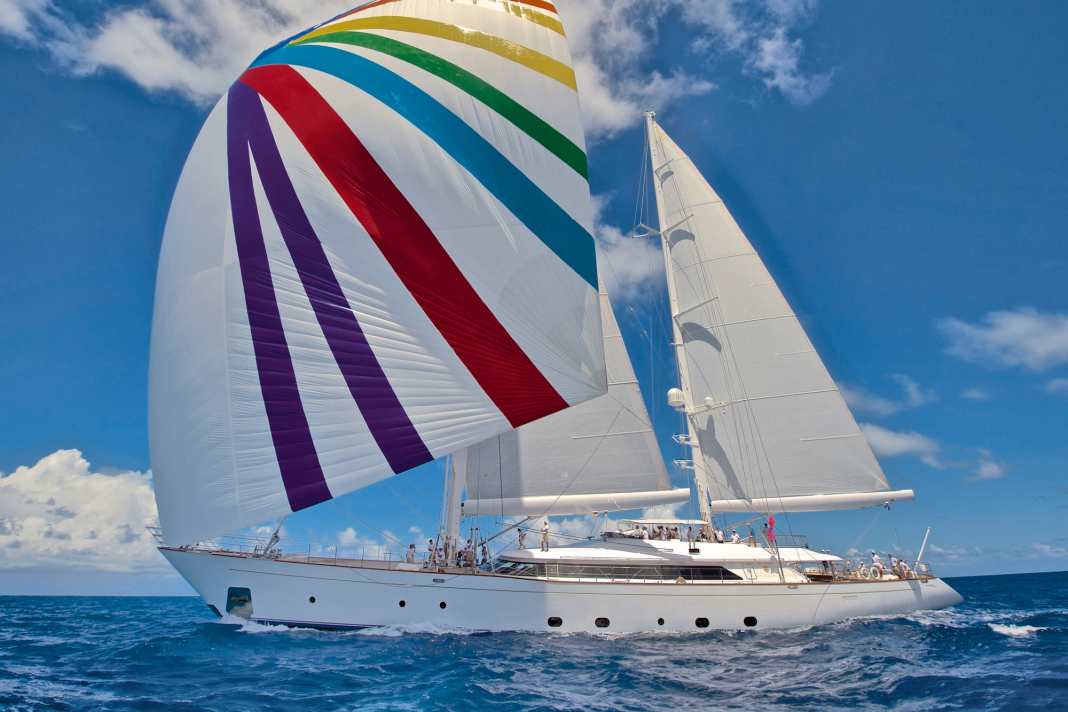 50 | Rosehearty | 56,00 m: Unter syrosehearty.com finden Fans diverse Details rund um ihr Idol. Nicht ganz aktuell, das letzte Refit war 2022. Perinis dritte 56er übernahm Medienmogul Rupert Murdoch. Mit dem Interieur feierte Christian Liaigre sein erstes Yachtprojekt. Nachdem Joey Kaempfer 2013 „Rosehearty“ erworben hatte, standen Arktis-Törns auf dem Plan. Für Regatten bucht der Geschäftsmann Segelprofi Paul Cayard. Charter: 225. 000 Euro die Woche.