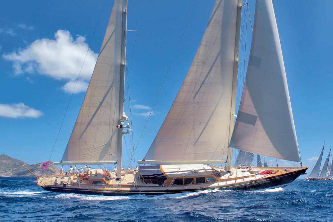 100 | Thalia | 48,50 m : en 1994, il était considéré comme le tout premier yacht Vitters. Un Grec vivant en Hollande a commandé ce ketch de 350 tonnes avec une coque en acier et des superstructures en aluminium. Elmar Meurer a conçu les espaces intérieurs dominés par l'acajou. La quille de l'aile, qui descend à 4,20 mètres, a une envergure de 6,40 mètres. Après une rénovation en 2008, "Thalia" a retrouvé son éclat et a changé de propriétaire en 2014.