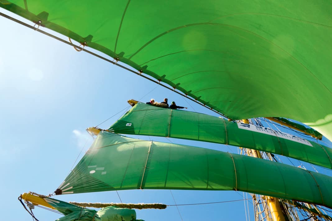 Sailors with vision: Lilly, Patrick and Sören (from left) in the rig of the "Alex".