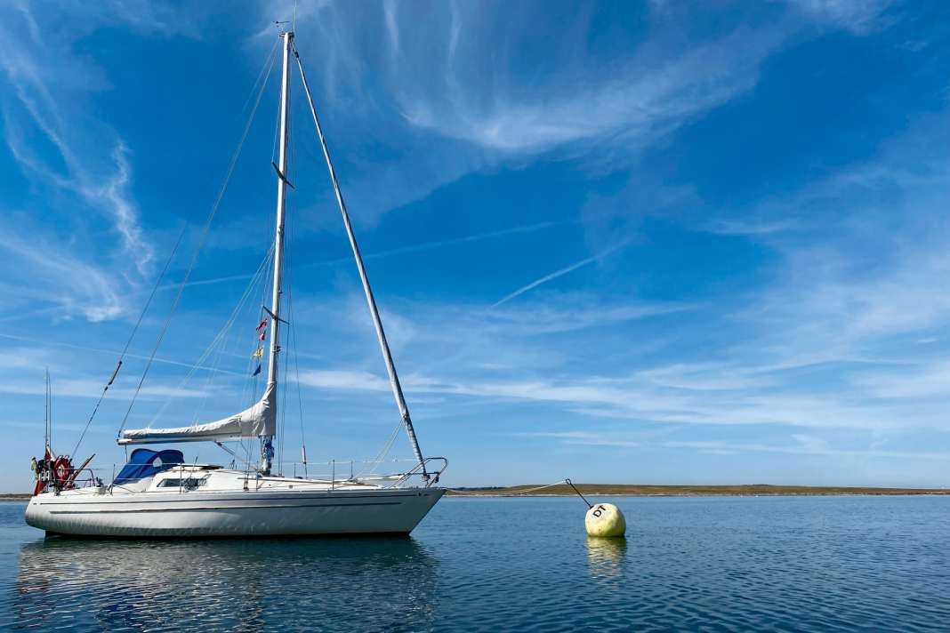 Belle chaise longue à la bouée de dégagement.