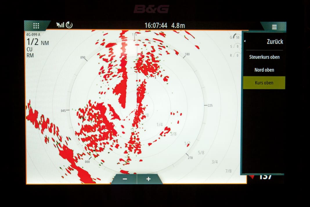 Lo standard è l'allineamento dell'immagine radar verso l'alto ("Head Up", HU). Sono possibili anche le opzioni "Course Up" e "North Up".