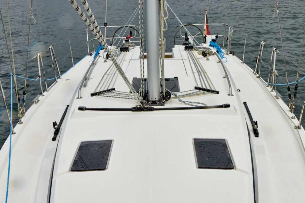 Bavaria C38 : le foc auto-vireur est standard.