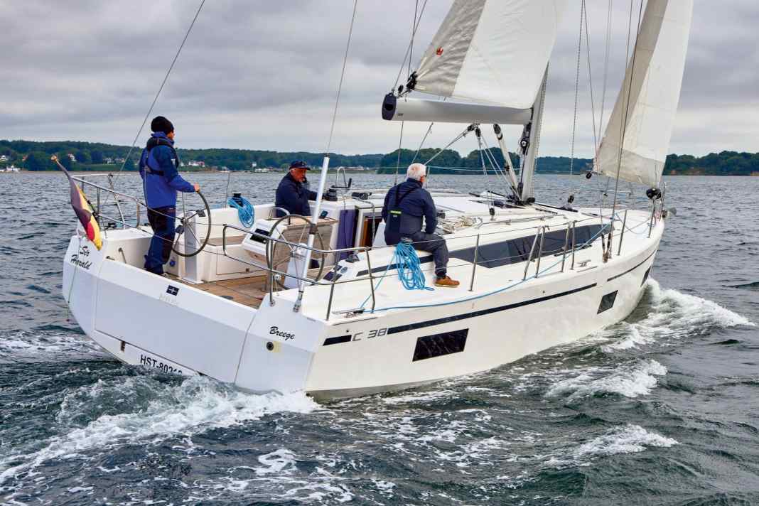 Bavaria C38: prestazioni insufficienti nel test a vela con albero avvolgibile. Il Bavaria può ottenere un punteggio maggiore per gli allestimenti interni?