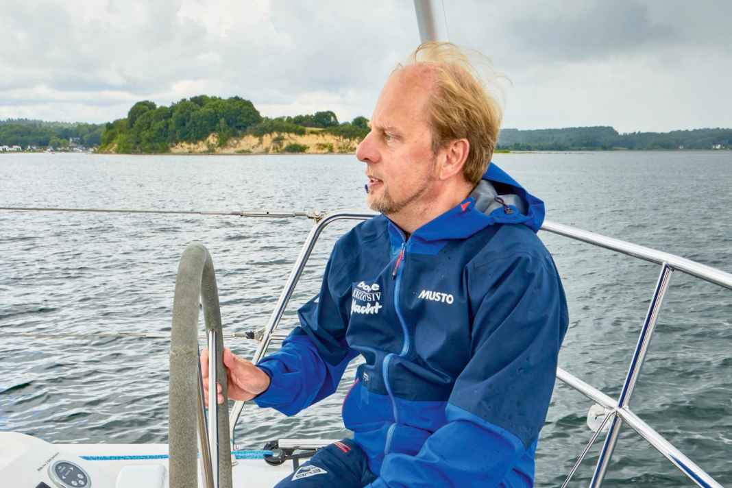 Bavaria C38: Plenty of space behind the wheel. The helmsman enjoys great freedom of movement.