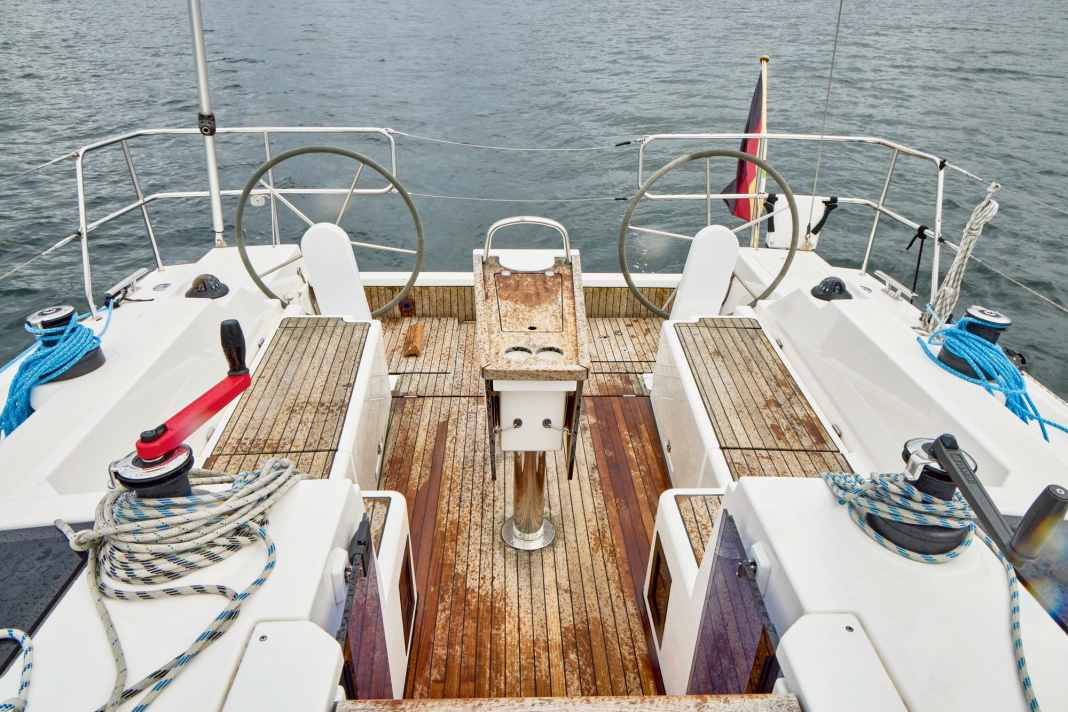 Bavaria C38: Die Schotwinschen sind weit vorne auf das Süll montiert. Der  Steuermann kann sie aus seiner Position nur schlecht erreichen.