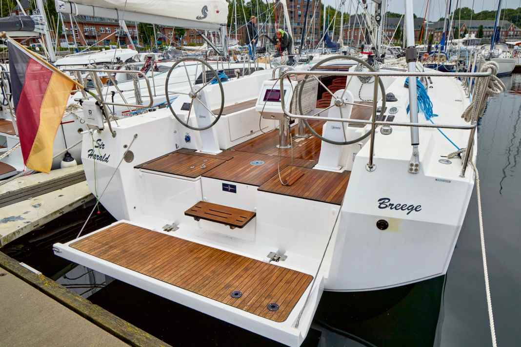 Bavaria C38: Die Bavaria hat das breiteste Heck, aber die kleinste Heckklappe. Die Badeleiter ist nicht integriert und lagert in der Backskiste.