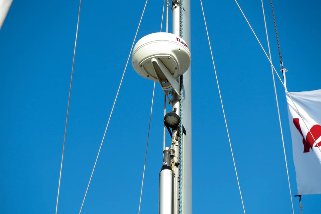 The installation location has an influence on the viewing area. The height in the mast is good, but the mast profile creates a blind spot.