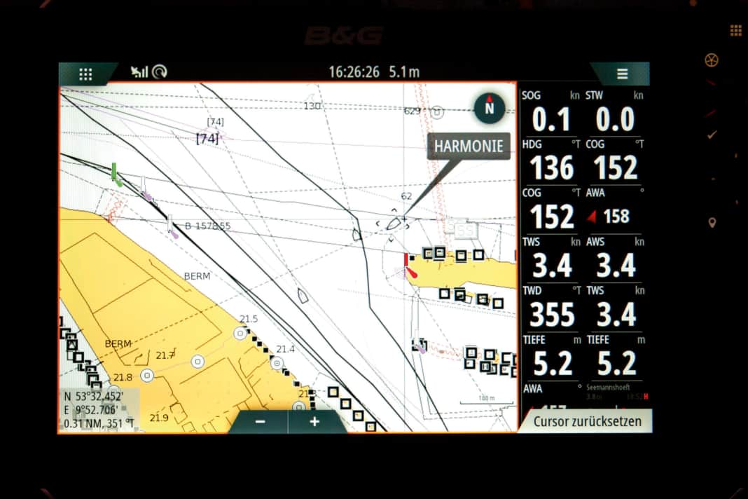 The movement vectors make it easy to judge at a glance whether other ships are threatening to cross your course or whether they are moving away from you.