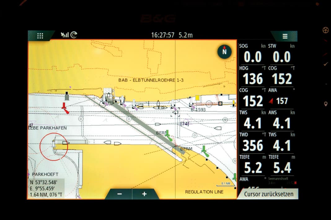 A volte è fastidioso: in un grande porto commerciale, ad esempio, vengono visualizzate anche numerose navi ormeggiate. Nelle visualizzazioni di yacht più piccoli, è visibile solo un nugolo di destinazioni, molte delle quali non sono rilevanti per l'utente. In questo caso, può essere utile nascondere le navi ormeggiate utilizzando un filtro appropriato.