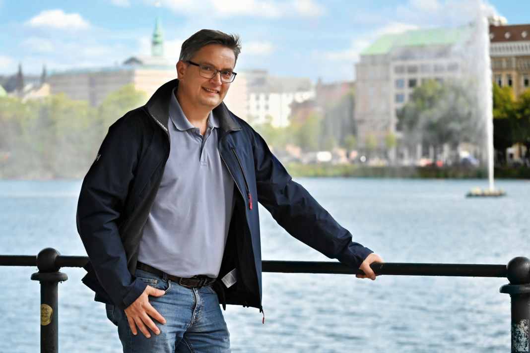 Stefan Beeger gère le forum de la voile avec une petite équipe.