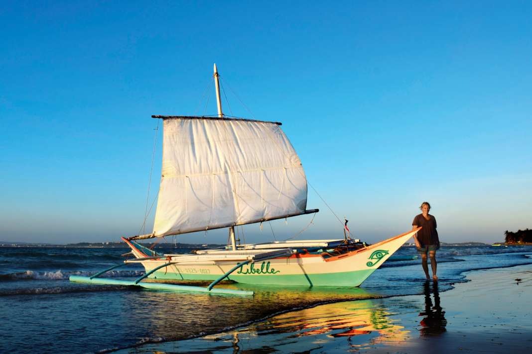 La voile carrée est atypique pour les canoës à voile locaux. Les barres de flèche sont petites et se sous-coupent rapidement.