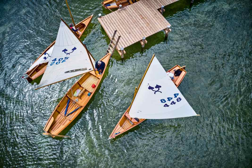 A simple but very effective lugger sail drives the Chiemseeplätte.