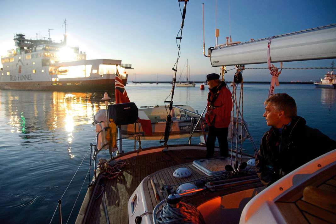 Eine Segelscheinausbildung in England ist auch für viele deutsche Segler attraktiv. Die Ausbildung und Prüfungen finden meist in anspruchsvollen Revieren statt – etwa im britischen Solent.