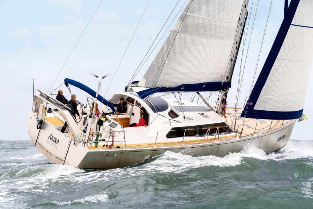 Leichte Übung: 5 Beaufort auf der bewegten Nordsee pariert der 17-Meter-Kreuzer souverän.