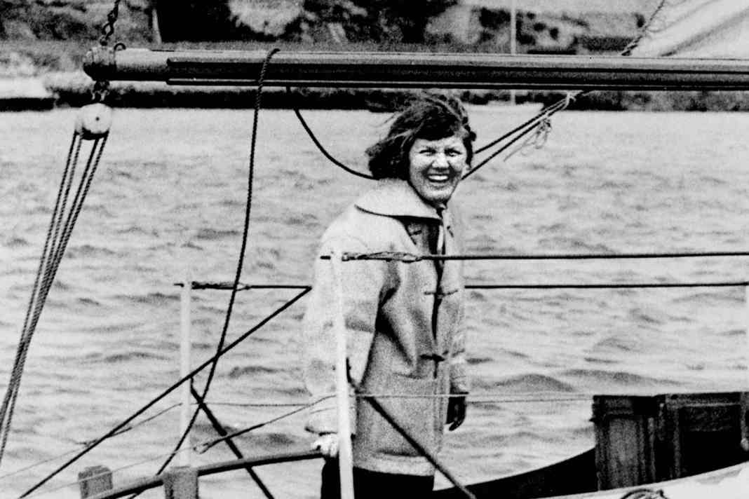 La 38enne Ann Davison al timone della sua "Felicity Ann" che lascia Plymouth nel maggio 1952.