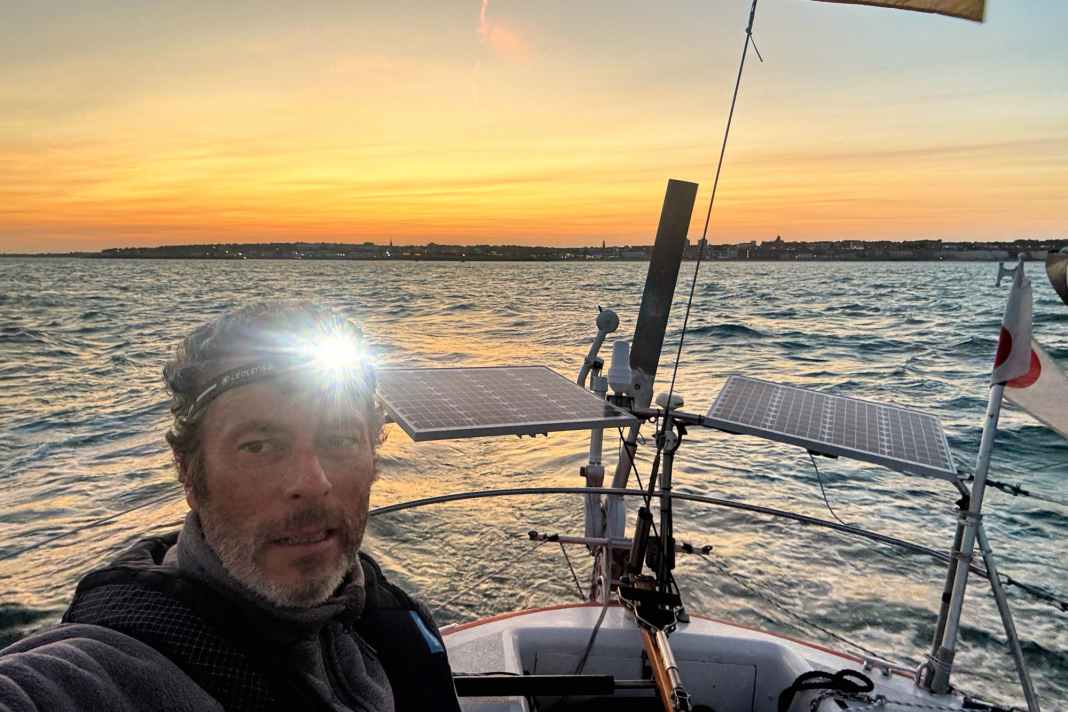 Philipp Hympendahl a parcouru en solitaire les quelque 2 000 milles marins autour de la Grande-Bretagne et de l'Irlande, en faisant des escales au mouillage, mais sans jamais entrer dans un port.