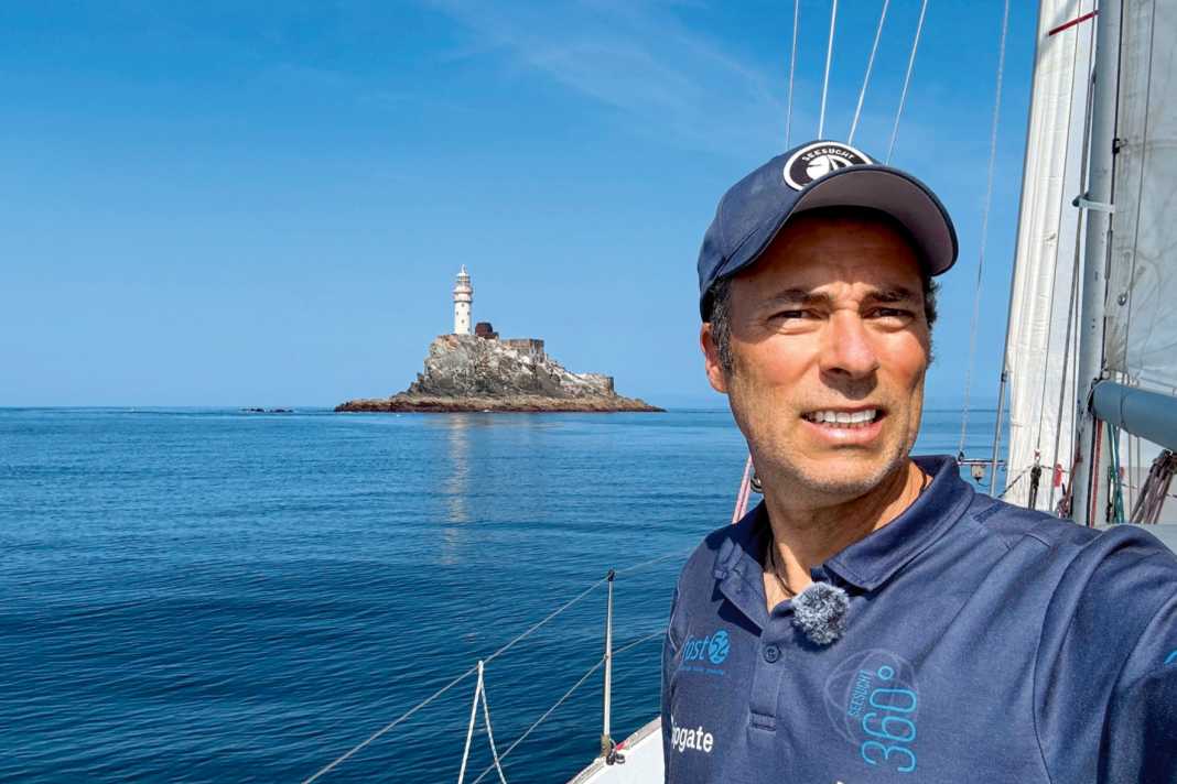 A selfie with the infamous Fastnet Rock: in the summer of 2025, Hympendahl circumnavigated Great Britain and Ireland.