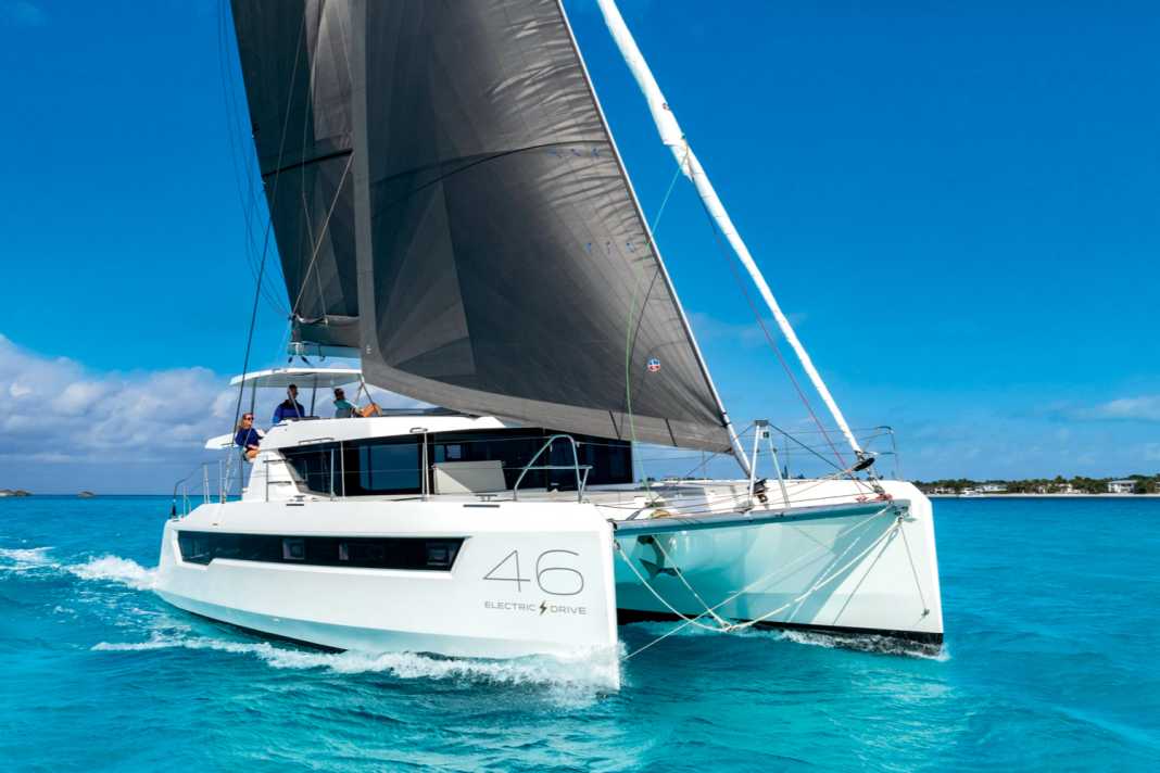 Focus on touring sailing. Maximum volume, high hulls and large windows.