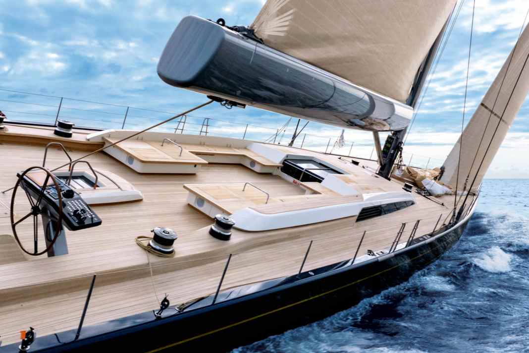 Le plus grand yacht de la ligne Maxi, qui compte quatre modèles, peut être navigué confortablement avec un équipage réduit grâce à son foc auto-vireur et ses winchs captifs pour les écoutes de grand-voile et d'avant.