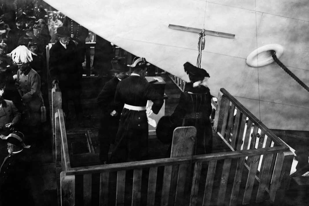 La madrina Alice Roosevelt, a destra nella foto, si prepara con il boccale per il battesimo della “Meteor III” dell’imperatore tedesco.