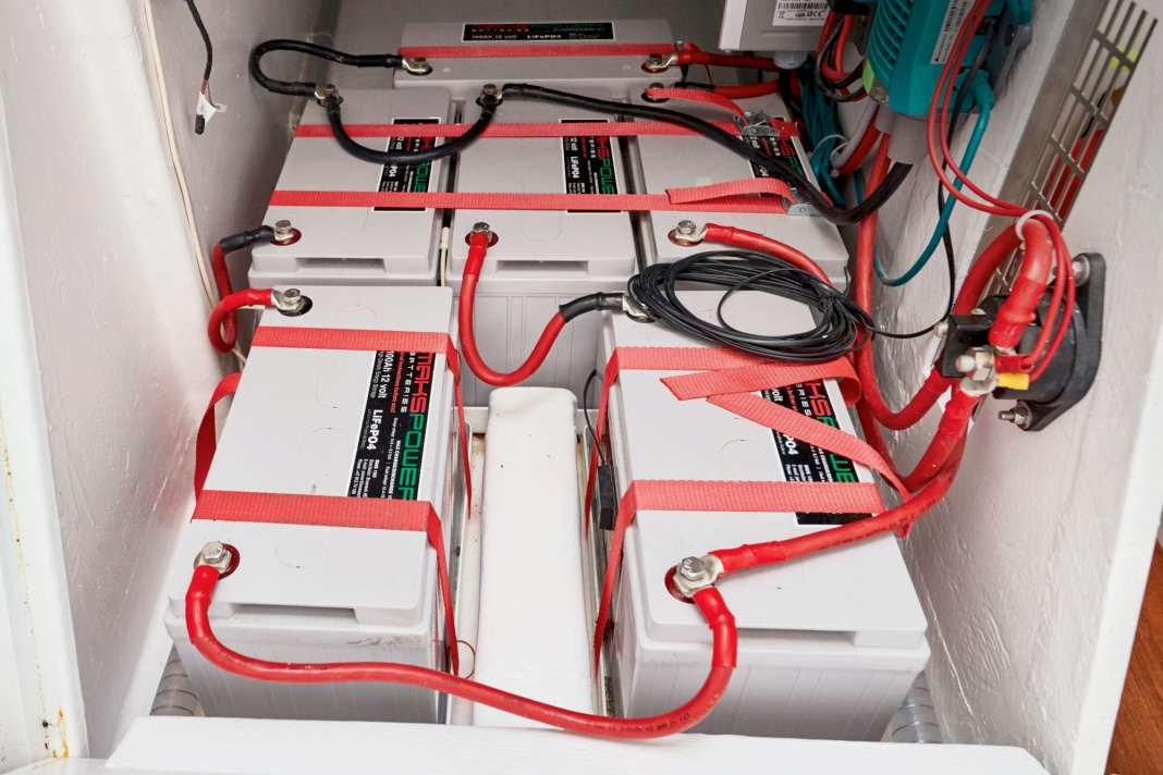 Lithium batteries can be used to bring large amounts of energy on board. This harbours risks, which is why the installation should be better monitored.