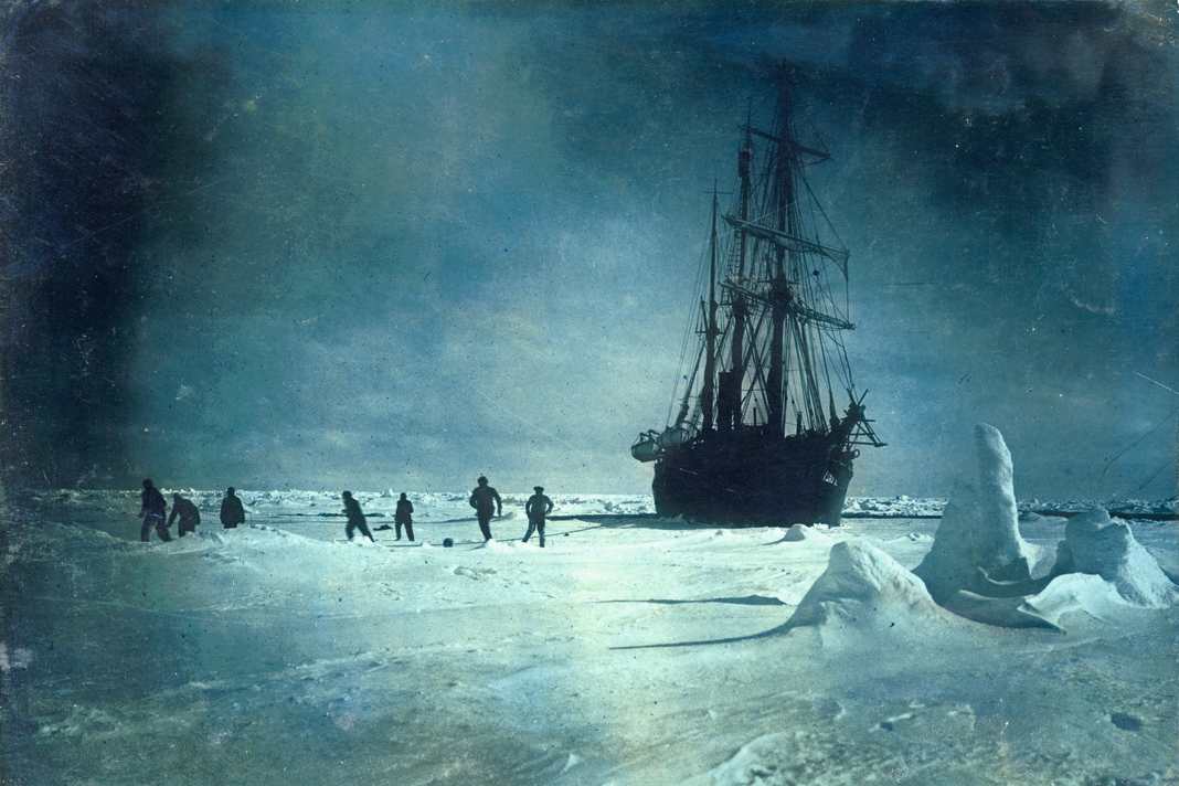 L'équipe attend que la glace libère l'"Endurance" et joue au football sur l'IE pendant ce temps.