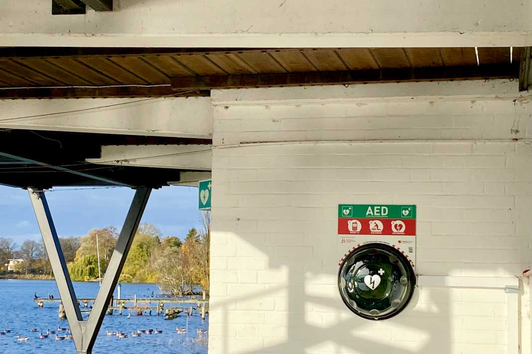 Lo Yacht Club di Lubecca ha installato dei defibrillatori in due delle sue sedi. Sono accessibili ai soci e ai passanti.
