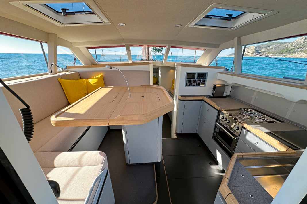 Sit higher up and enjoy a better view. The deck saloon offers a complete all-round view.