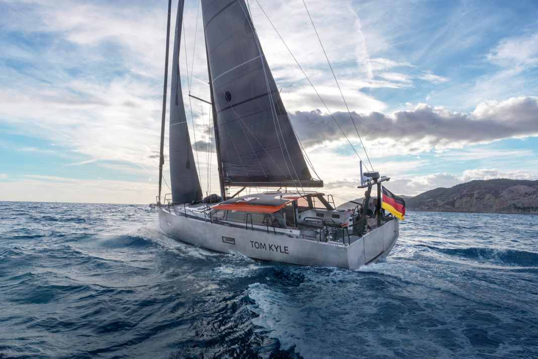 Charmante touche de couleur : le toit de la cabine rouge orangé rompt avec l'optique en aluminium habituellement plutôt brutale. Cela va très bien.