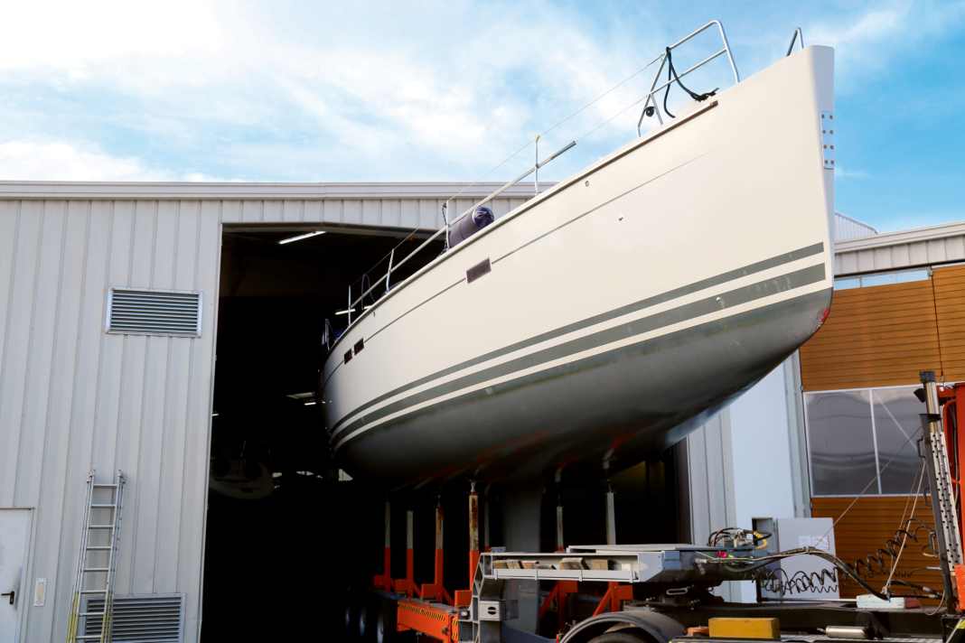 Customised work. A Hanse 56 is manoeuvred into the hall centimetre by centimetre.