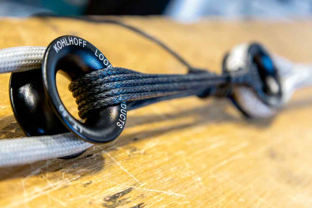 Un arrimage propre : une éclisse en Dyneema permet de tendre et de relier les stages.