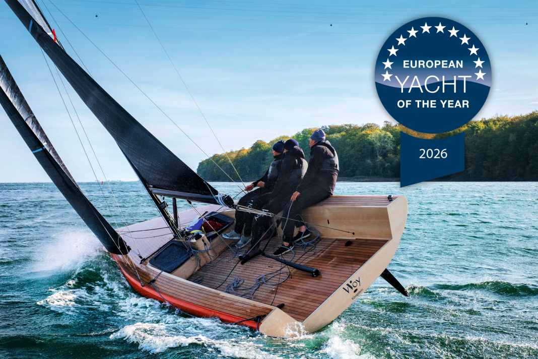 Woy 26: Low freeboard, large cockpit, reduced fittings, two companionways, double rudder blades