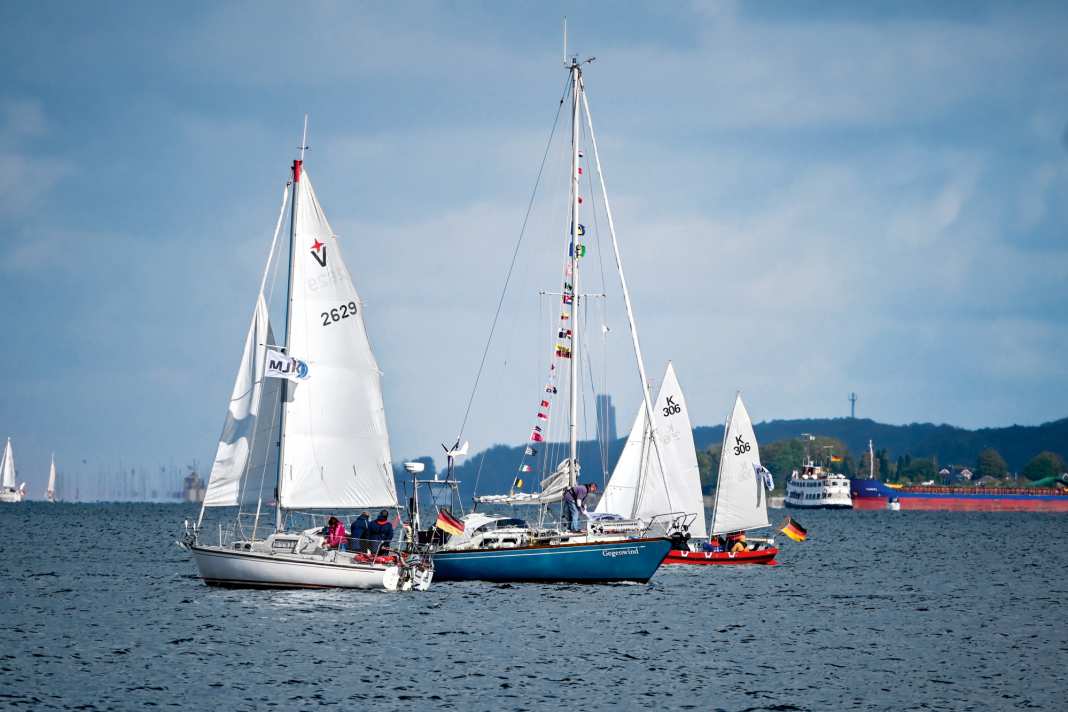 Nel porto di casa, i marinai mettono sotto il gommone di dritta tutte le bandiere dei Paesi ospiti che hanno visitato. Dopo un viaggio intorno al mondo, ne arrivano parecchie.