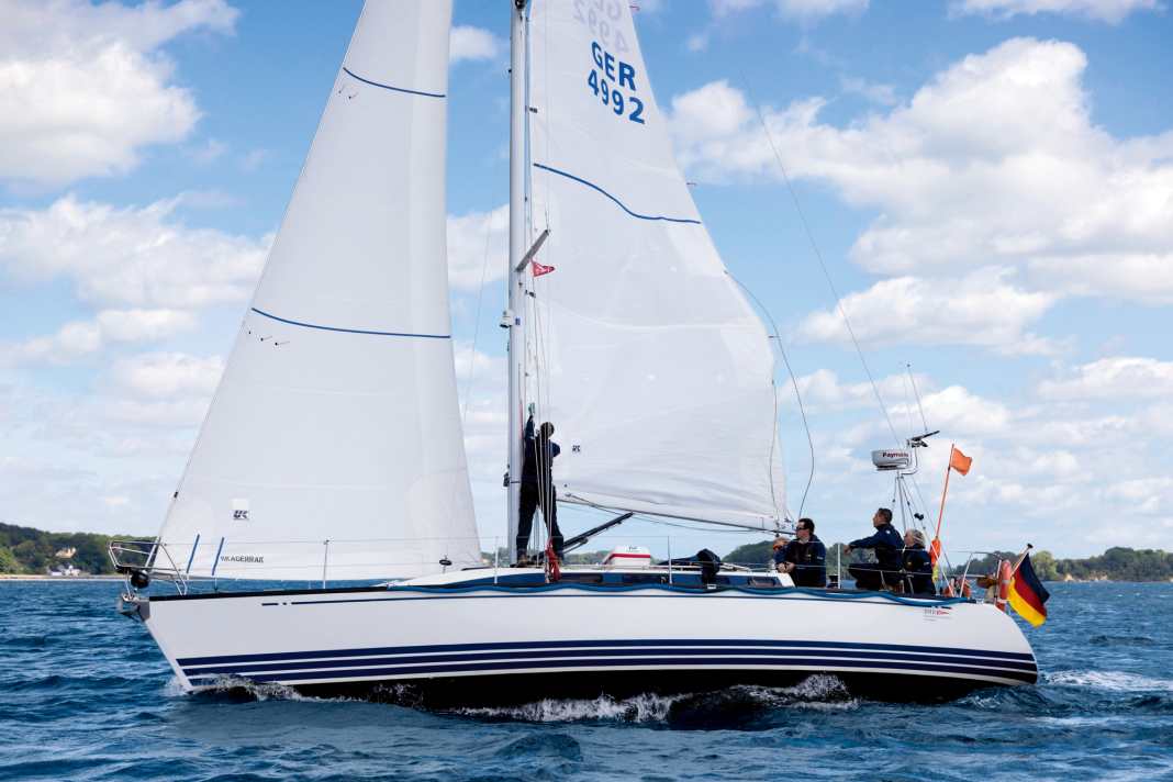 Le X-382 "Skagerrak" du DHH en manœuvre de prise de ris sur le fjord de Flensburg.