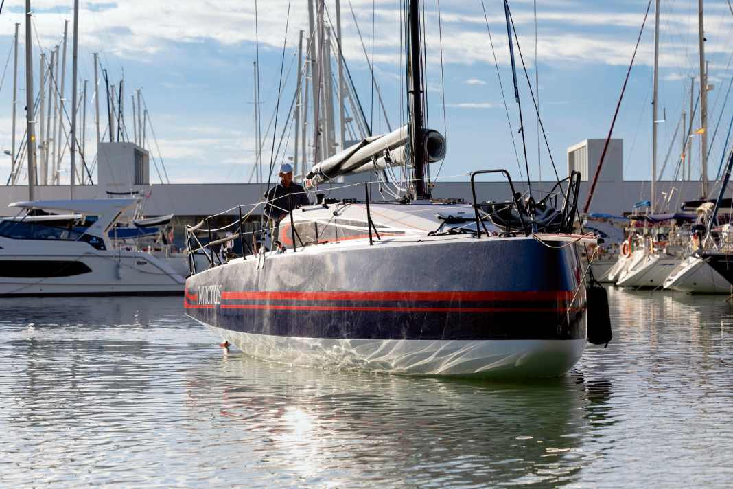 Das stark eingezogene Unterwasserschiff verringert den Widerstand und hilft im Rating.