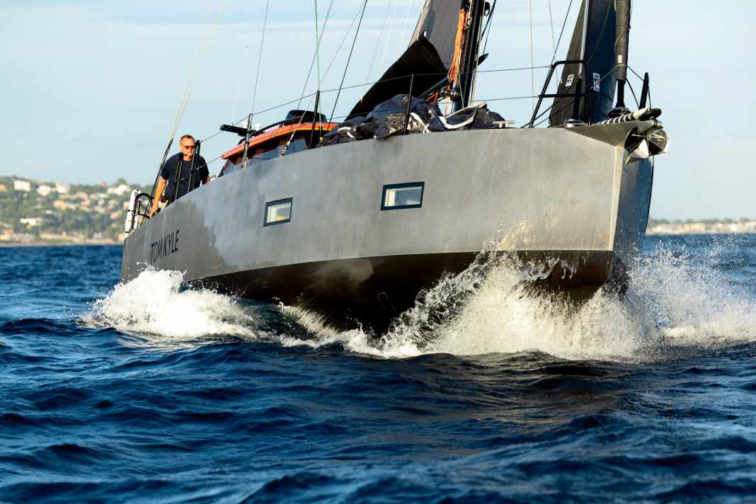 Flawless: the hull is welded at waterline height as a round bulkhead and sanded to a smooth finish.