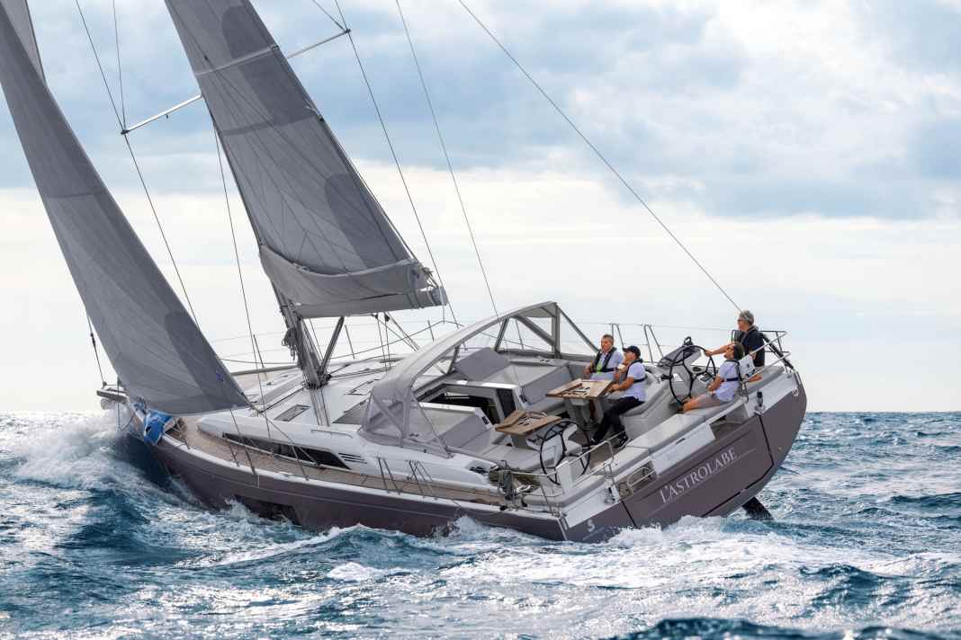 Des lignes imposantes, une bonne tenue de route : par vent fort, le grand Oceanis fait preuve d'un dynamisme remarquable. Sur le bateau d'essai, l'équipement « Performance » y contribue largement.