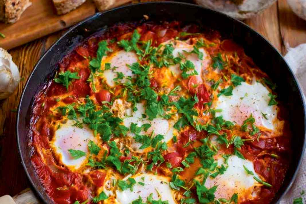 La shakshuka è un classico della colazione israeliana. Per prepararla basta una sola padella.