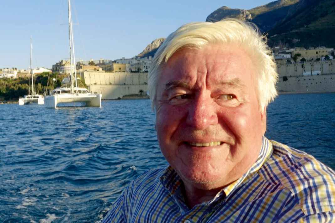 Herwig Paretzke, 81 anni, professore di fisica delle radiazioni presso l'Università Tecnica di Monaco, dopo il pensionamento ha fatto il giro del mondo in barca a vela. Può vantare un totale di oltre 110.000 miglia nautiche nella sua scia.