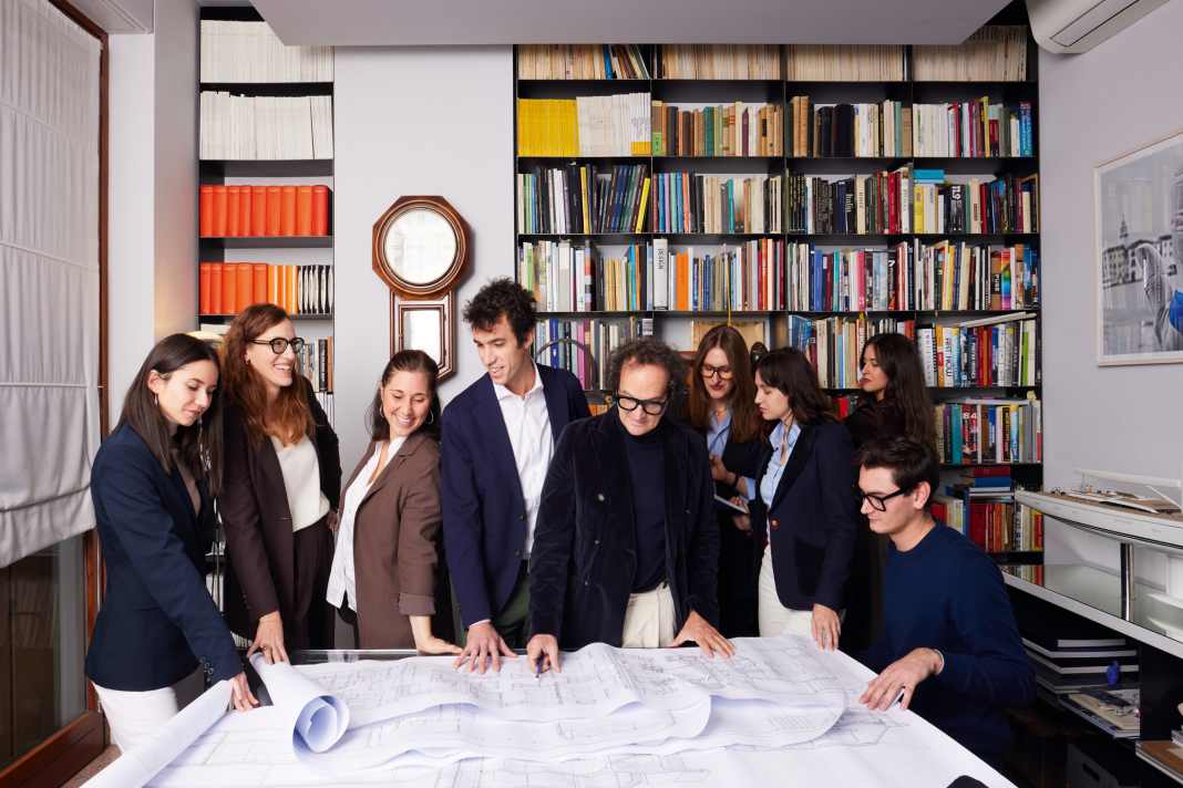 Großer Kreis: Lucio Micheletti  schart ein junges Team aus Architektur, Design, Interieur und Yachtbau um sich. Das Studio liegt in einem begrünten Hof in Mailand.