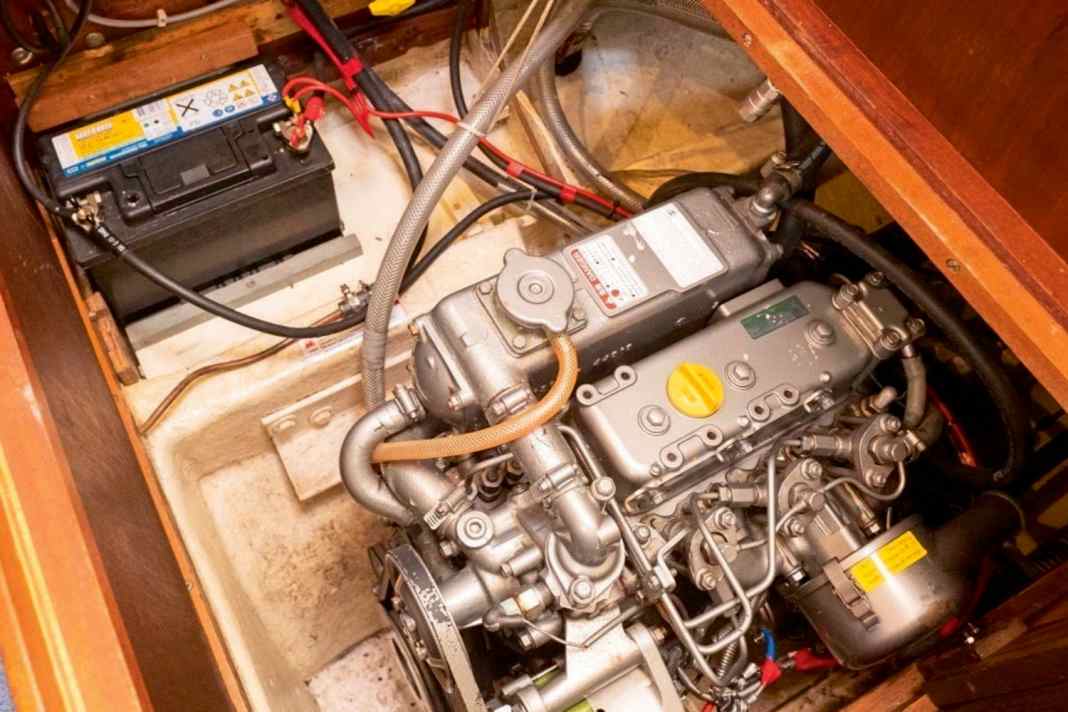 Pulito e ben mantenuto: Una sentina del motore con un po' di polvere. Un forte imbrattamento indica una mancanza di cura. Tuttavia, un vano motore appena pulito può essere un tentativo di nascondere un danno.