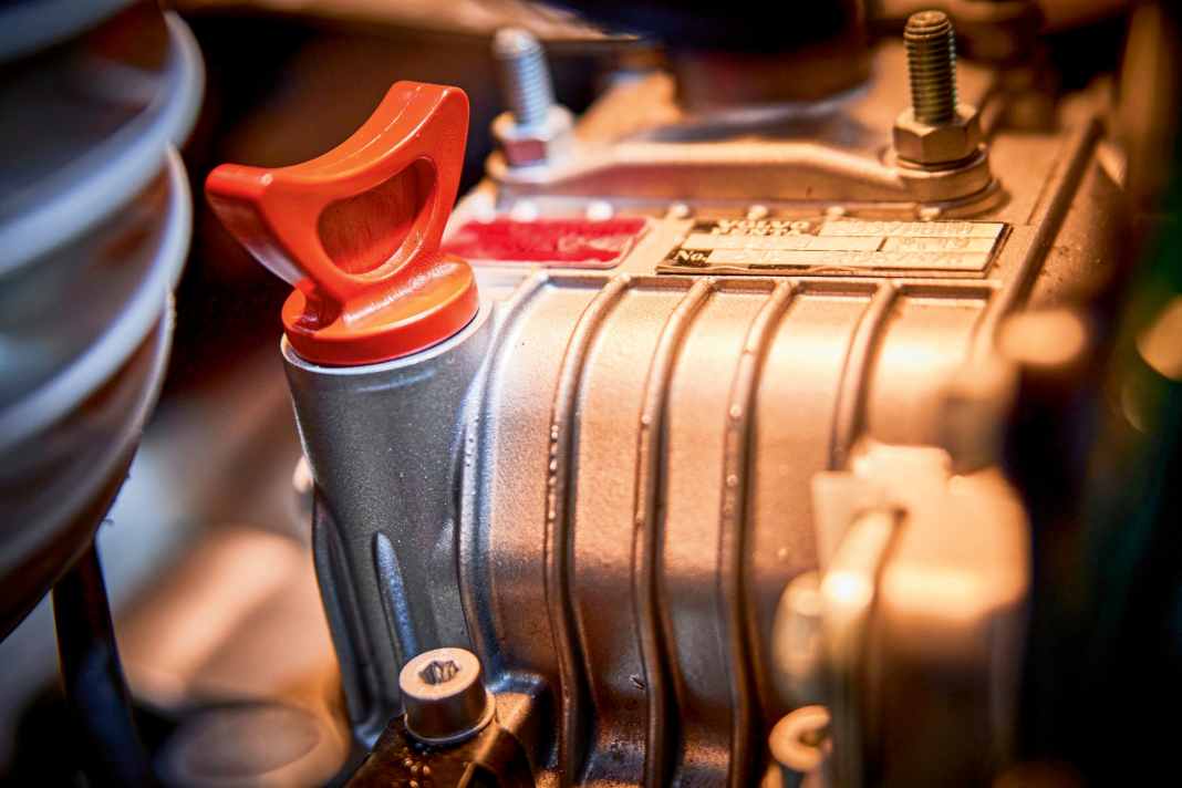 Easily overlooked: The oil in the saildrive must also be checked.