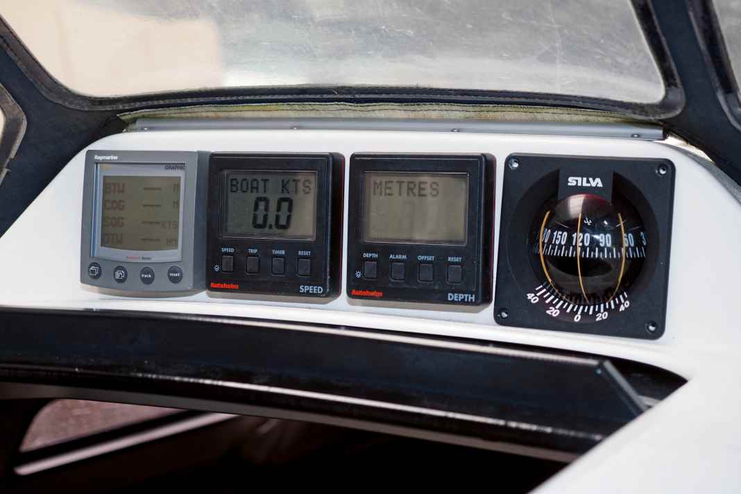 Die Instrumente sind zwar alt, funktionieren aber noch. Dem neuen Eigner in unserem  Beispiel fehlt vor allem eine Windmessanlage.