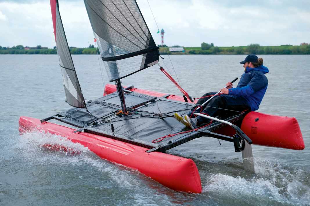 Und Abflug! Mit einem Schwimmer in der Luft wird der Happy Cat Star Carbon 14 Knoten schnell.