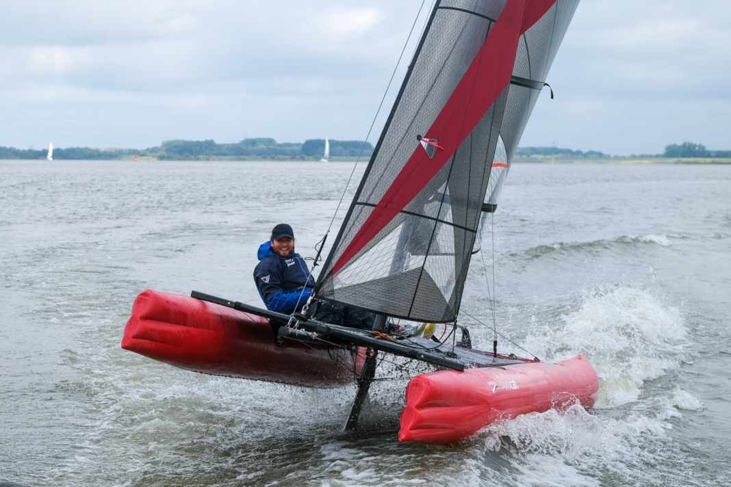 Und Abflug! Mit einem Schwimmer in der Luft wird der Happy Cat Star Carbon 14 Knoten schnell.