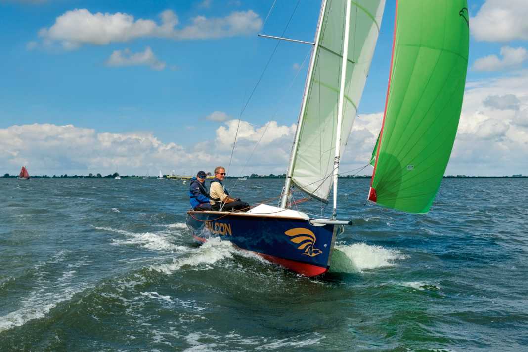 Avec le gennaker sur la grande bôme, le bateau prend rapidement de la vitesse.