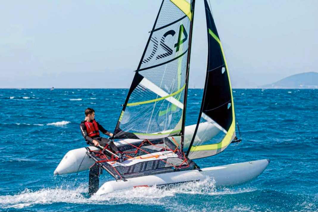 Small inflatable beach cat: The Minicat Elite from Germany is only slightly shorter than the Happy Cat. The Elite version is also available with a carbon fibre mast. Instead of a centreboard, Minicat uses significantly shorter keel hooks on each float. The inflatable beach cat performed well in the 2016 YACHT test, but was not quite as fast as the Happy Cat. Length 4.60 m; width 2.20 m; weight 59 kg; from 9,800 euros.