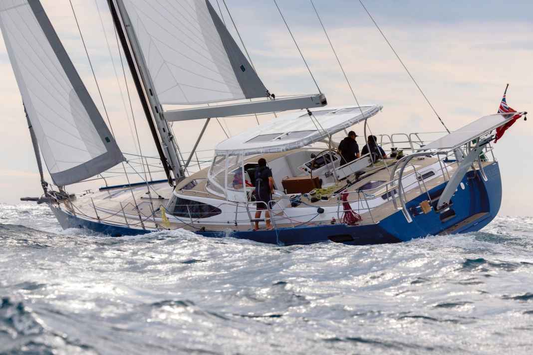 Heavy yet supple: the choppy sea carries the boat along with great composure.