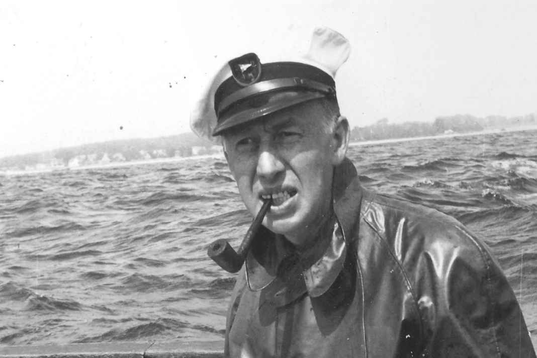 „Age“ Nissen in seinem Element: Auf dem Wasser, schöne Segelyachten vor den Augen, Block und Pinsel in den Händen.